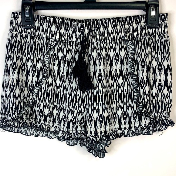 No boundaries black white aztec frilly ruffle hem shorty shorts - Picture 1 of 7